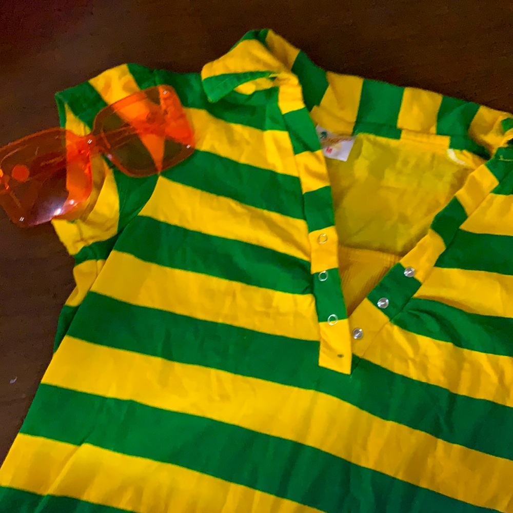 Am selling Yellow and green collar T